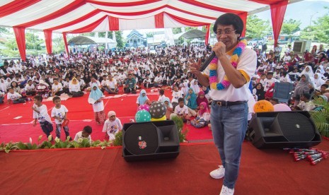 Kak Seto: Orang Tua Harus Pahami Potensi Anak yang Berbeda. Foto Ilustrasi: Psikolog dan pemerhati anak Seto Mulyadi atau Kak Seto (depan) memberi motivasi kepada anak-anak terdampak bencana di Palu, Sulawesi Tengah, Kamis (13/12/2018).