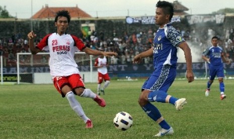 PSIM Yogyakarta, Agung Suprayogi (kanan) berebut bola dengan pesepakbola Persis Solo, Yogaspria Mirshadaq (kiri) pada pertandingan Divisi Utama Liga Indonesia di Stadion Mandala Krida Yogyakarta, Selasa (26/3).