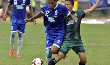 PSIS Semarang Safrudin Tahar (tengah) berupaya melewati hadangan pemain PSS Sleman Anang Hadi.