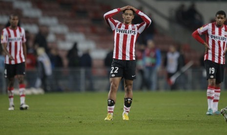 PSV Eindhoven players Marcelo, left, Memphis Depay, center, and Jurgen Locadia, from left to right, react to losing with 2-1 against Dnipro Dniproptrovsk after the Europa League Group F soccer match at Philips stadium in Eindhoven, Netherlands, Thursday No