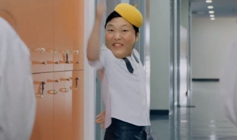 Psy dalam video musik Daddy.