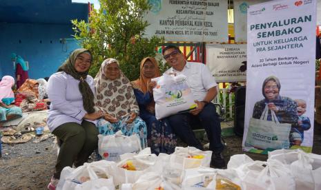 PT Adaro bersama Rumah Zakat melanjutkan penyaluran bantuan paket sembako kepada masyarakat.