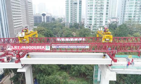 PT Adhi Karya (Persero) Tbk rampungkan pemasangan U-Shaped Girder terakhir pembngunan LRT Jabodebek. 