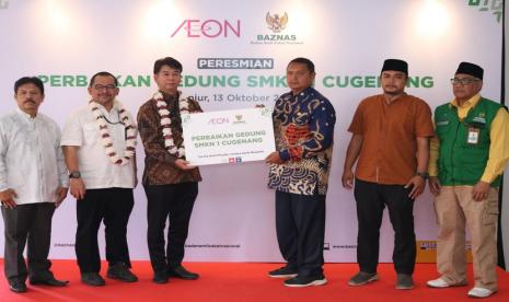 PT AEON Indonesia bersama Badan Amil Zakat Nasional (Baznas) RI meresmikan perbaikan gedung sekolah SMKN 1 Cugenang, Cianjur, Jawa Barat, yang hancur usai diguncang gempa pada November 2022 lalu. 