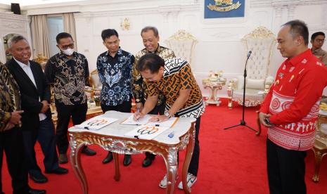 PT Aneka Tambang Tbk (Antam) menjalin kerja sama dengan PT Sulsel Citra Indonesia (Perseroda) (SCI) dan PT Luwu Timur Gemilang (Perseroda) (LTG) membentuk perusahaan patungan pengembangan tambang nikel di Blok Pongkeru, Luwu Timur, Sulawesi Selatan.