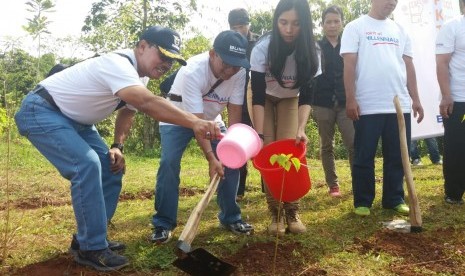 PT Asabri bersama PT Biro Klasifikasi Indonesia dan Airnav Indonesia menanam pohon dalam rangka kegiatan padat karya tunai di Ciamis, Jumat (5/4).