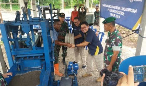 PT ASABRI menyerahkan bantuan CSR di Subang.