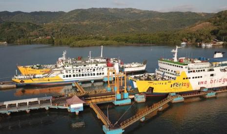 Seorang penumpang kapal melahirkan di KMP Tanjung Madlahar, Sabtu (24/8/2024). Seorang anak perempuan lahir di atas gelombang di antara Tam, Tayando, dan Tual, Maluku Tenggara.