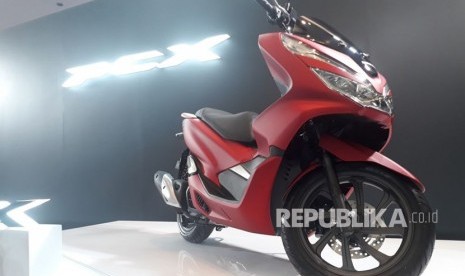 PT Astra Honda Motor resmi mulai memasarkan skutik premium terbarunya All New Honda PCX produksi Indonesia, Jakarta, Rabu (7/2).