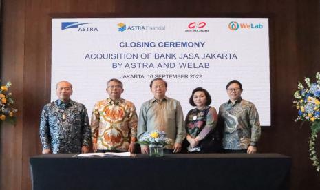  Direktur Astra sekaligus Director-In-Charge Astra Financial Suparno Djasmin (kiri) didampingi Direktur Astra Financial Handoko Liem (kedua kiri) bersama Presiden Direktur Bank Jasa Jakarta Handrie Wirawan (tengah), Wakil Presiden Direktur Bank Jasa Jakarta Emanuela Tanubrata (kedua kanan), dan Direktur Welab Sky Limited Gunawan Halim (kanan) pada acara closing ceremony akuisisi Bank Jasa Jakarta, Jumat (16/9).