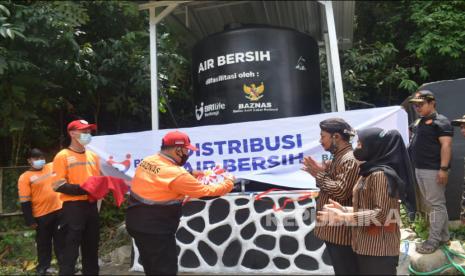 PT Asuransi BRI Life dan BAZNAS memberikan bantuan air bersih untuk warga Desa Besuki dan Ngerancak, Kecamatan Panggung, Kabupaten Trenggalek, Jawa Timur, Jumat (29/10/2021), 