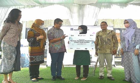 PT AXA Mandiri Financial Services Unit Syariah (AXA Mandiri Syariah) hari ini menggelar kegiatan literasi keuangan syariah dan kesehatan bertema Lebih Sehat, Lebih Cermat, Lebih Mandiri di Bogor, Jawa Barat. Kegiatan dilakukan berkolaborasi dengan Kementerian Kesehatan Republik Indonesia (Kemenkes RI) serta komunitas Usaha Mikro Kecil Menengah (UMKM) Teras Madina binaan Dompet Dhuafa.