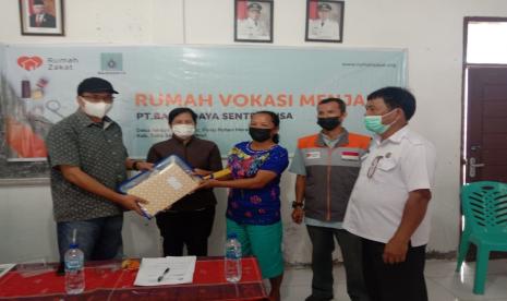 PT Bajradaya Sentranusa berkerja sama dengan Rumah Zakat mengadakan program pelatihan yang dilaksanakan di Desa Ambar Halim, Kecamatan Pintu Pohan Meranti, Kabupaten Toba Samosir, Sumatera Utara.