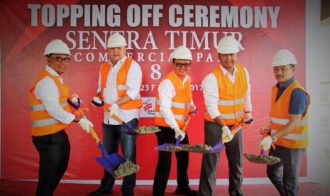 PT Bakrie Pangripta Loka melakukan tahap penutupan atap atau topping off area bisnis Sentra Timur Commercial Park 8, Kamis (23/2). 