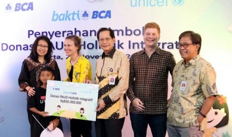 PT Bank Central Asia Tbk (BCA) menyerahkan donasi senilai Rp 850 juta untuk membiayai program PAUD HI di Papua.