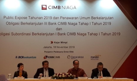 PT Bank CIMB Niaga Tbk memaparkan kinerja kuartal III 2019 sekaligus melakukan penawaran umum berkelanjutan Obligasi Berkelanjutan III CIMB Niaga Tahap I Tahun 2018 dan Obligasi subordinasi berkelanjutan I Bank CIMB Niaga tahap I 2019, di Grha CIMB Niaga di Jakarta, Senin (18/11).