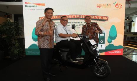 PT Bank Danamon Indonesia Tbk merayakan hari jadi yang ke-67 dengan donasi 67 motor listrik kepada 15 mitra Danamon. Direktur Syariah & Sustainability Finance Bank Danamon Indonesia Herry Hykmanto mengatakan sebagai bagian dari institusi jasa keuangan yang mendorong pertumbuhan industri otomotif nasional, Danamon mendukung kampanye adopsi motor listrik yang digaungkan oleh pemerintah.