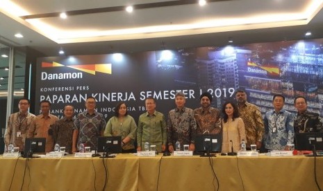 PT Bank Danamon memaparkan Kinerja Keuangan pada Semester I 2019 di Menara Danamon, Kuningan, Jakarta Selatan, Rabu (24/7).