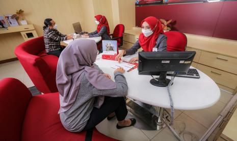 PT Bank Jabar Banten Syariah (Bank BJB Syariah). Bank bjb syariah terus berupaya menangkap potensi calon jamaah haji di Jabar.  Realisasi pendaftaran haji di bank bjb syariah 2022 capai  7.393 booking seat