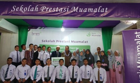 PT Bank Muamalat Indonesia Tbk. (Bank Muamalat) bersama Baitulmaal Muamalat (BMM) mengalokasikan dana sebesar Rp 816 juta untuk beasiswa dan operasional kepada As-Salam Islamic Solidarity School, Jantho, Provinsi Aceh, Jumat (30/11). 