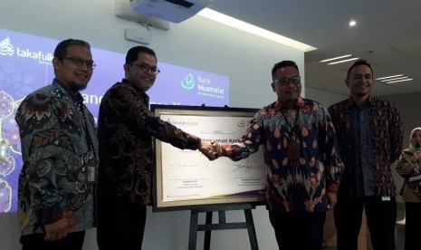 PT Bank Muamalat Indonesia Tbk. menjalin kerja sama bancassurance dengan PT Asuransi Takaful Keluarga. Bank Muamalat diwakili oleh Direktur Bisnis Ritel Purnomo B. Soetadi dan Takaful Keluarga diwakili oleh Direktur Utama Arfandi Arief di Muamalat Tower, Jakarta, Rabu (4/9).