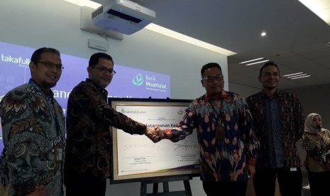 PT Bank Muamalat Indonesia Tbk. menjalin kerja sama bancassurance dengan PT Asuransi Takaful Keluarga. Bank Muamalat diwakili oleh Direktur Bisnis Ritel Purnomo B. Soetadi dan Takaful Keluarga diwakili oleh Direktur Utama Arfandi Arief di Muamalat Tower, Jakarta, Rabu (4/9). 