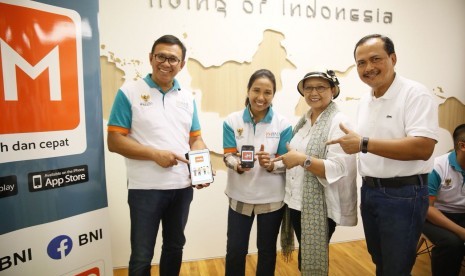  PT Bank Negara Indonesia (Persero) Tbk atau BNI meluncurkan aplikasi Mobile Remittance atau MoRe yang memberikan kemudahan bagi para Pekerja Migran Indonesia (PMI) yang bekerja di Singapura untuk mengirim uang ke Indonesia secara lebih mudah, murah, dan fleksibel. Direktur Utama BNI Achmad Baiquni, Menteri Badan Usaha Milik Negara Republik Indonesia Rini Soemarno, Menteri Luar Negeri Republik Indonesia Retno Marsudi, dan Duta Besar Republik Indonesia untuk Singapura I Gusti Ngurah Swajaya saat memperlihatkan aplikasi MoRe di Kedutaan Besar Republik Indonesia, Singapura, Ahad (11/3.