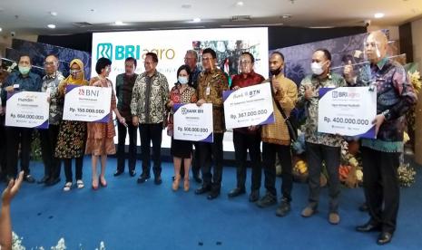 PT Bank Rakyat Indonesia Agroniaga Tbk (BRI Agro) menjalin kerjasama dengan PT Jaminan Kredit Indonesia (Jamkrindo) dan PT Asuransi Kredit Indonesia (Askrindo). Perjanjian ini dilangsungkan dalam rangka mengimplementasikan Peraturan Pemerintah RI Nomor 23 Tahun 2020 tentang Pelaksanaan Penjaminan Program Pemulihan Ekonomi Nasional.