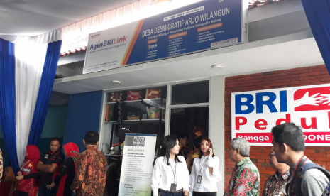 PT. Bank Rakyat Indonesia (Persero) melalui BRIncubator bekerjasama dengan  Otoritas Jasa Keuangan (OJK) memberikan pemamahan literasi keuangan para  pegiat UMKM dan keluarga migran di Desa Arjowilangun, Kalipare, Kabupaten  Malang, Selasa (18/12). 