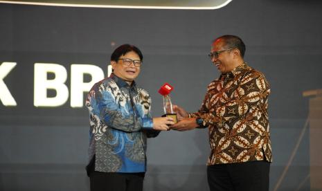 PT Bank Rakyat Indonesia (Persero) Tbk melalui Regional Office BRI Palembang mendapatkan penghargaan Best Risk Management di ajang CNN Indonesia Awards (10/7/2024).