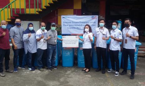 PT Bank Rakyat Indonesia Tbk (BRI) Hari Rabu (28/4) kantor cabang Kramat Jati, melalui program BRI Peduli kembali berlanjut melakukan kegiatan Donasi Sarana dan Prasarana kebersihan di dua lokasi pasar sekaligus. Yaitu Pasar Jambul Cawang dan Pasar Embrio Makasar wilayah kota Jakarta Timur. 