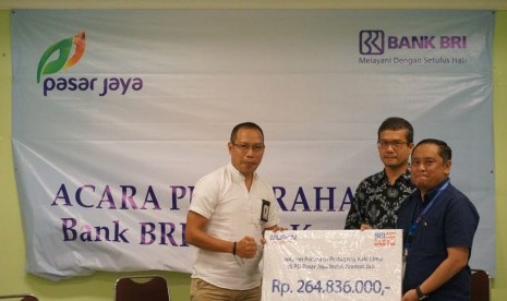 PT. Bank Rakyat Indonesia Tbk. (BRI) kantor cabang Kramat Jati - Jakarta Timur menyerahkan bantuan pedagang kaki lima yang berada di PD Pasar Jaya Induk Kramat Jati Jakarta Timur berupa etalase dan tenda.