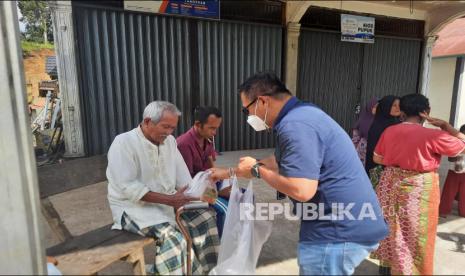 PT Bank Rakyat Indonesia Tbk kembali memberikan kepada korban gempa di Pasaman, Sumatera Barat. Bantuan diberikan dengan membangun Posko BRI Peduli, yang berlokasi di Jl. Simpang empat – Talu, Desa Aua Kuniang, Kec. Pasaman, Kab. Pasaman Barat, Sumatera Barat. Keberadaan Posko BRI Peduli tersebut diharapkan dapat mempercepat penyaluran bantuan dari BRI Group serta meningkatkan pelayanan bagi warga terdampak bencana gempa di Pasaman Barat.