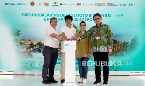 PT Bank Syariah Indonesia Tbk (BSI) berkolaborasi dengan Universitas Muhammadiyah Yogyakarta (UMY) memperkuat dan mengembangkan ekonomi lokal dengan melakukan pemberdayaan masyarakat lewat Groundbreaking Desa Binaan BSI - UMY dan penanaman 10.671 pohon di Desa Semoyo, Kecamatan Patuk, Kabupaten Gunungkidul, Provinsi Daerah Istimewa Yogyakarta (DIY).