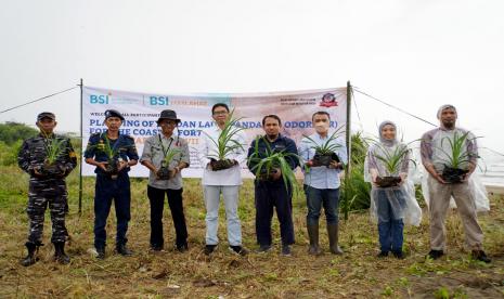 PT Bank Syariah Indonesia Tbk (BSI) dan BSI Maslahat bersinergi dengan Gugus Mitigasi Lebak Selatan (GMLS), Badan Meteorologi, Klimatologi, dan Geofisika (BMKG) University, Badan Riset dan Inovasi Nasional (BRIN) melakukan pelatihan dan penanaman 2.500 pohon Pandan Laut (Pandanus odorifer) di pesisir pantai desa Panggarangan, Kabupaten Lebak, Banten. 