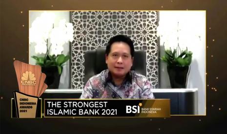 PT Bank Syariah Indonesia Tbk (BSI) didaulat sebagai The Strongest Islamic Bank 2021. Penghargaan ini didasari berbagai kriteria diantaranya kapasitas dan kualitas aset, kinerja perseroan serta dukungan dari sisi layanan dan jaringan yang tersebar lebih dari 1300 cabang di seluruh Indonesia. Anugerah ini disampaikan CNBC Indonesia kepada Direktur Utama PT Bank Syariah Indonesia Tbk Hery Gunardi.