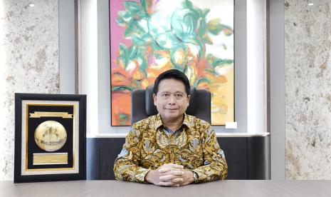 Direktur Utama PT Bank Syariah Indonesia Tbk (BSI), Hery Gunardi saat menerima penghargaan Bisnis Indonesia Award 2021. BSI meraih penghargaan Bank Terbaik Bisnis Indonesia Award 2021 Sektor Bank Syariah. Penghargaan ini merupakan wujud apresiasi terhadap kinerja dan kerja keras seluruh pegawai BSI dalam menghadirkan layanan terbaik kepada masyarakat.  Untuk menjaga pertumbuhan ke depan, BSI akan terus meningkatkan kapabilitas digital. Hal ini dapat dilihat dari volume transaksi kanal digital BSI tumbuh signifikan sepanjang triwulan kedua 2021. Hingga Juni 2021, nilai transaksi kanal digital BSI sudah menembus Rp 95,13 triliun. Hal ini didorong oleh jumlah user mobile banking yang menembus 2,5 juta pengguna.