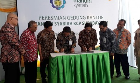 PT. Bank Syariah Mandiri (Mandiri Syariah) meresmikan Kantor Cabang Pembantu (KCP) di lingkungan kampus Institut Teknologi Sepuluh Nopember (ITS) Surabaya, Rabu (19/2)