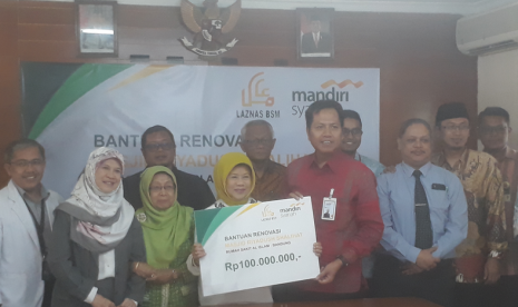 PT Bank Syariah Mandiri (Mandiri Syariah), Regional Wholesale Banking IV  Jawa Barat menyalurkan bantuan dana renovasi sebesar Rp 100 juta untuk  Masjid Riyadush Shalihat yang berada di lingkungan Rumah Sakit Al-Islam  Bandung, Selasa (6/11). Bantuan ini merupakan implementasi dari program  Corporate Social Responsibility (CSR) Mandiri Syariah. 