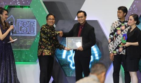 PT Bentoel Prima atau yang lebih dikenal sebagai Bentoel Group kembali meraih penghargaan IDX Channel Anugerah ESG 2024 atas komitmennya dalam menerapkan prinsip Environment, Social, dan Governance (ESG). Pada kesempatan ini, Bentoel Group menerima Piala Penghargaan Khusus untuk Sektor Barang Konsumen Primer.