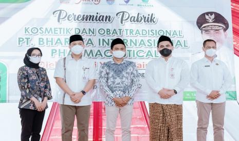 PT Bharata Internasional Pharmaceutical secara resmi dibuka sebagai pabrik kosmetik dan obat tradisional di Kecamatan Cipari, Kabupaten Cilacap pekan lalu.  Peresmian tersebut dihadiri Wakil Gubernur Jawa Tengah, H. Taj Yasin Maemoen beserta Wakil Bupati Cilacap Syamsul Aulia Rahman, dan Direktur PT Bharata Internasional Pharmaceutical Wirawan Widi Atmoko.