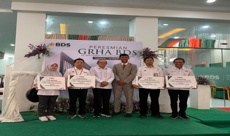 PT BPR Syariah Barokah Dana Sejahtera (BDS) meresmikan gedung baru mereka yang dinamakan GRHA BDS di kawasan bisnis Yogyakarta, Rabu (7/8/2024). Acara peresmian ini dihadiri oleh berbagai tokoh penting, termasuk perwakilan pemerintah, mitra bisnis, serta karyawan PT BPR Syariah BDS.