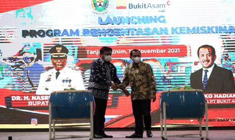 PT Bukit Asam Tbk (PTBA), anggota dari Holding BUMN Pertambangan MIND ID, meluncurkan program-program untuk mengentaskan kemiskinan di Kabupaten Muara Enim Provinsi Sumatera Selatan. Program ini menyasar warga dari segala usia dengan menitikberatkan pemenuhan kebutuhan dasar mulai dari kesehatan, pendidikan, pekerjaan, pangan, air bersih, dan perumahan.