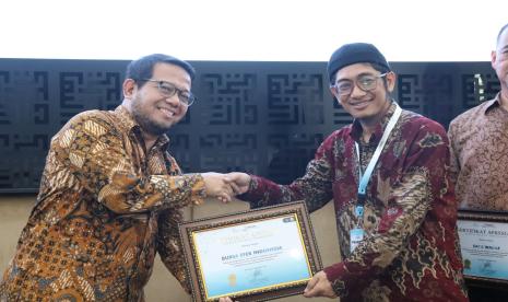 PT Bursa Efek Indonesia (BEI) meraih penghargaan kategori Inovasi Pengembangan Wakaf dari Forum Wakaf Produktif (FWP) dalam acara Musyawarah Nasional (Munas) FWP yang ketiga di Pondok Pesantren Daarut Tauhid Bandung, Jawa Barat, Selasa (10/9/2024). 