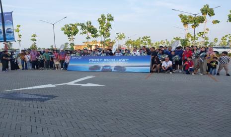 PT BYD Motor Indonesia mengadakan Handover Ceremony Ahad (30/6/2024), menandai tonggak penting dalam industri otomotif Indonesia, khususnya EV. Acara simbolis penyerahan seribu unit BYD kepada konsumen ini, menegaskan minat dan kepercayaan besar masyarakat Indonesia terhadap kecanggihan teknologi elektrifikasi BYD.