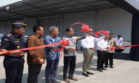 PT Chery Motor Indonesia resmi mengekspor 120 unit mobil SUV jenis Omoda 5 setir kiri ke Vietnam melalui Cikarang Dry Port (CDP), Cikarang, Kabupaten Bekasi, pada Jumat (1/11/2024). 