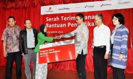  PT Conocophillips Indonesia memberikan beasiswa kepada mahasiswa yang berasal dari Provinsi Sumatera Selatan (Sumsel) dan Provinsi Kepulauan Riau (Kepri).  (Republika/Maspril Aries)