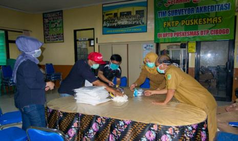 PT Dahana (Persero) memberikan bantuan kepada Puskesmas Cibogo berupa alat-alat pelindung diri (APD) pada Senin (6/4).  APD yang diberikan berupa Hazmat suit, masker N95, Handscoon, Kacamata google, Sepatu booth, Thermometer digital infrared, Handsoap, dan masker kasa diterima kepala Puskesmas Kecamatan Cibogo Tri Hartinah.