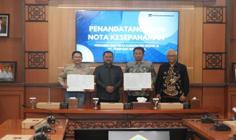 PT Freeport Indonesia (PTFI) dan Perusahaan Umum Daerah (Perumda) Giri Tirta Kabupaten Gresik menandatangani nota kesepahaman (memorandum of understanding/MoU) jual beli air di Gresik, Jawa Timur.