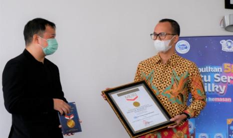 PT Frisian Flag Indonesia (FFI), Rabu (27/7/2022), menggelar acara final lomba mewarnai dan menggambar virtual yang telah diikuti lebih dari 120 ribu peserta dari 1.218 sekolah di Jabodetabek, Jawa Barat, Jawa Tengah, dan Jawa Timur. Tingginya antusiasme peserta membuat lomba ini dianugerahi penghargaan Museum Rekor Indonesia (Muri) sebagai Lomba Menggambar secara Daring dengan Peserta Terbanyak.